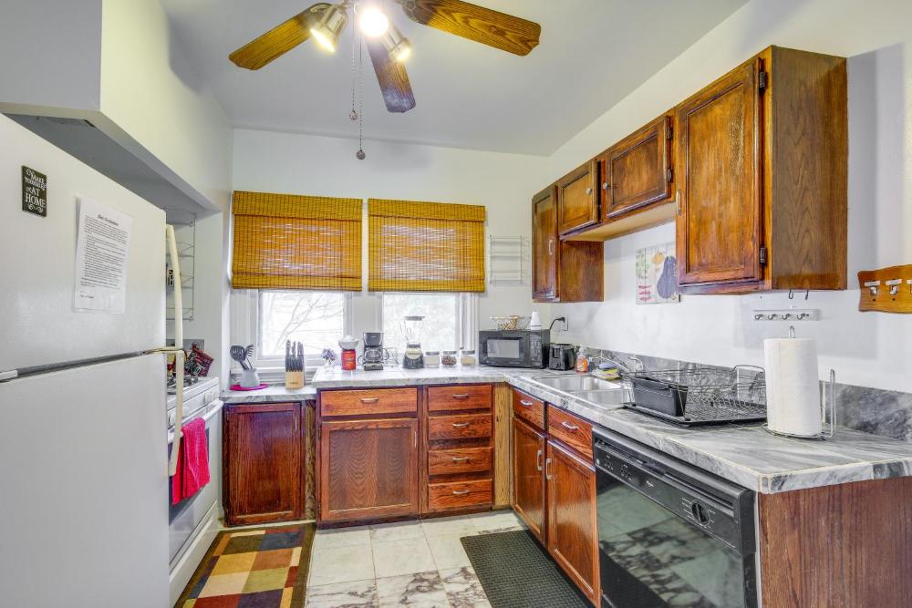 Trendy South Euclid Apt - 5 Mi to Cleveland Clinic